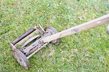 Uralter Handrasenmäher -